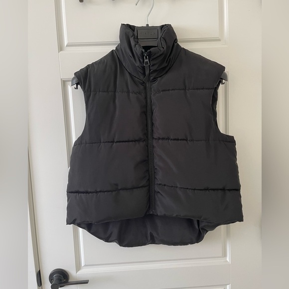 🎄Fashion Nova Cropped Puffer Vest | Black | M - Picture 2 of 9